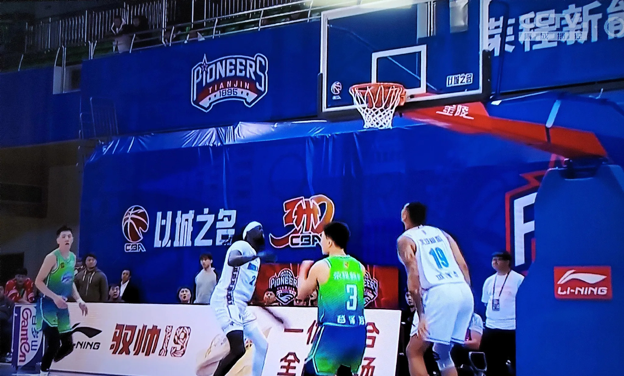 北京队火力全开,轻取对手挺进季后赛行列 北京队火力全开,轻取对手挺进季后赛行列