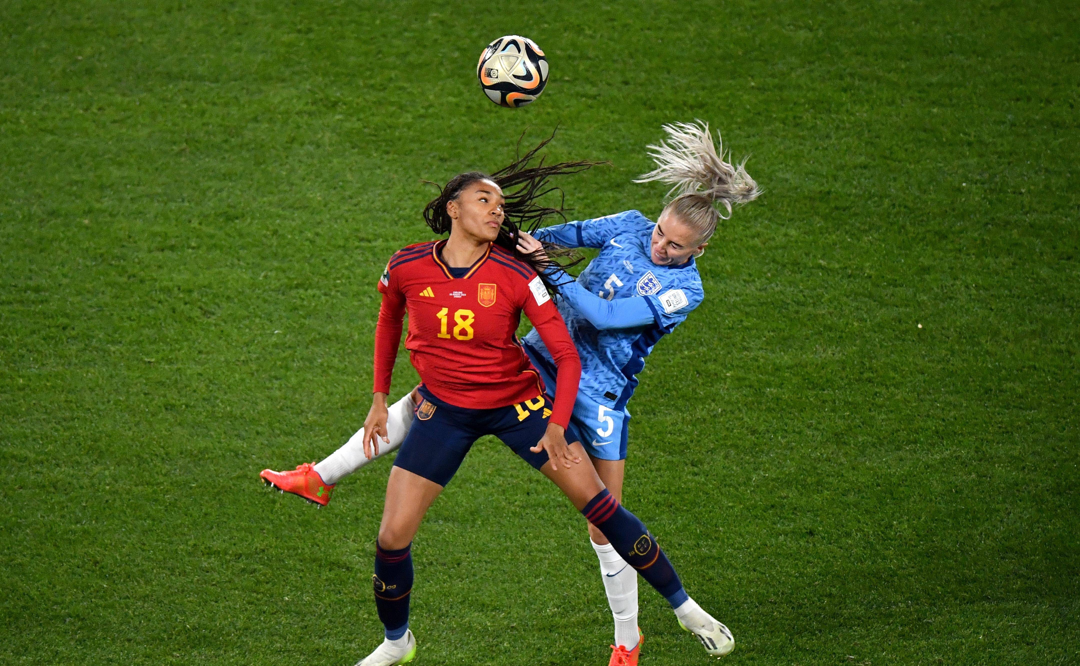 九游体育-强劲表现：女队员在足球场上展现出色技术的简单介绍