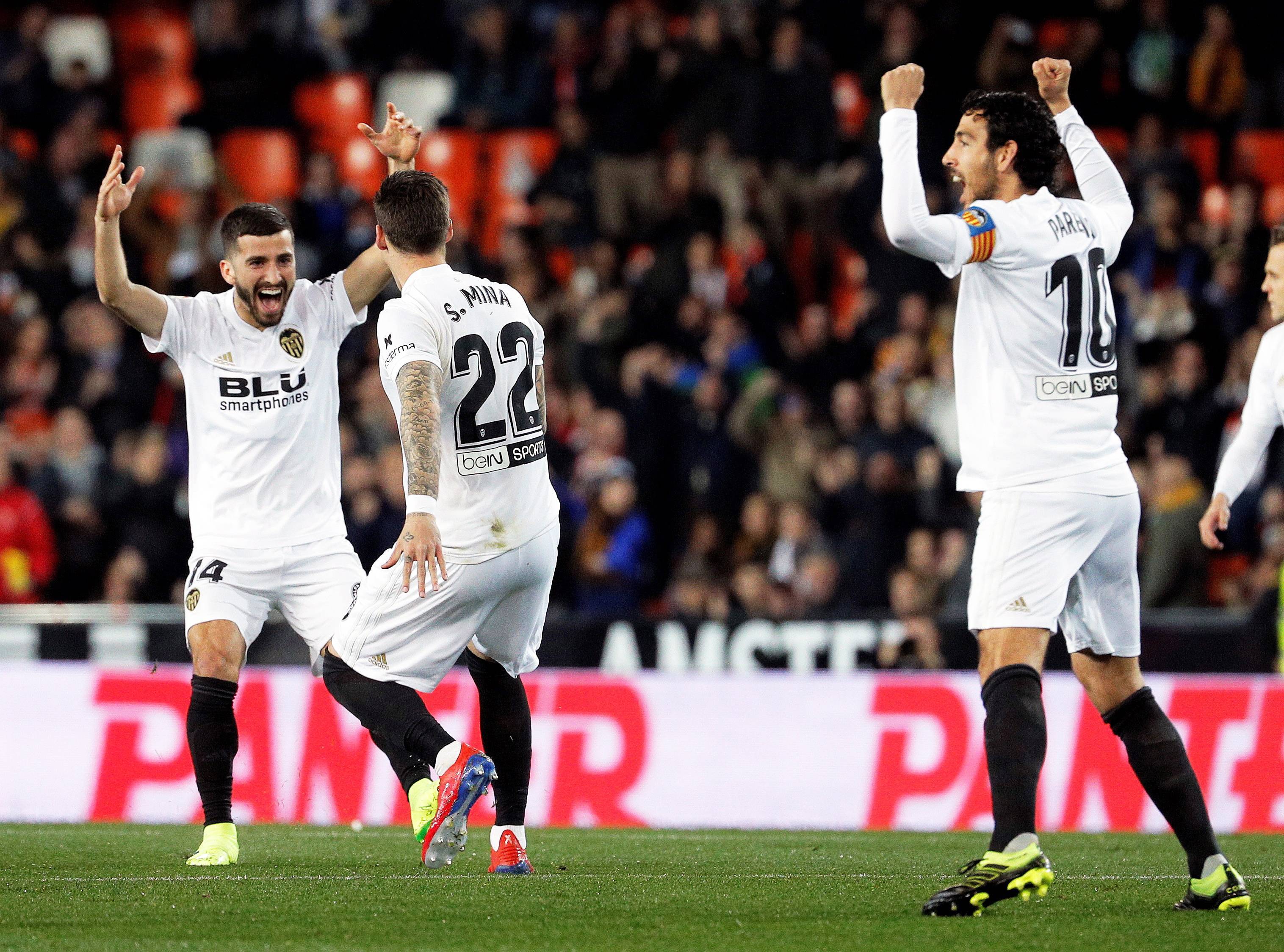 包含佛罗伦萨客场胜出，继续向欧战席位迈进的词条