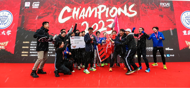 关于火爆的对决，球员们以热血拼搏谱写传奇的信息