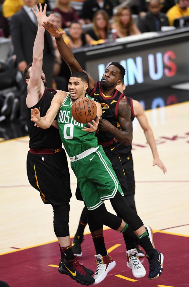 九游体育在线-骑士主场战胜凯尔特人，豪取胜利