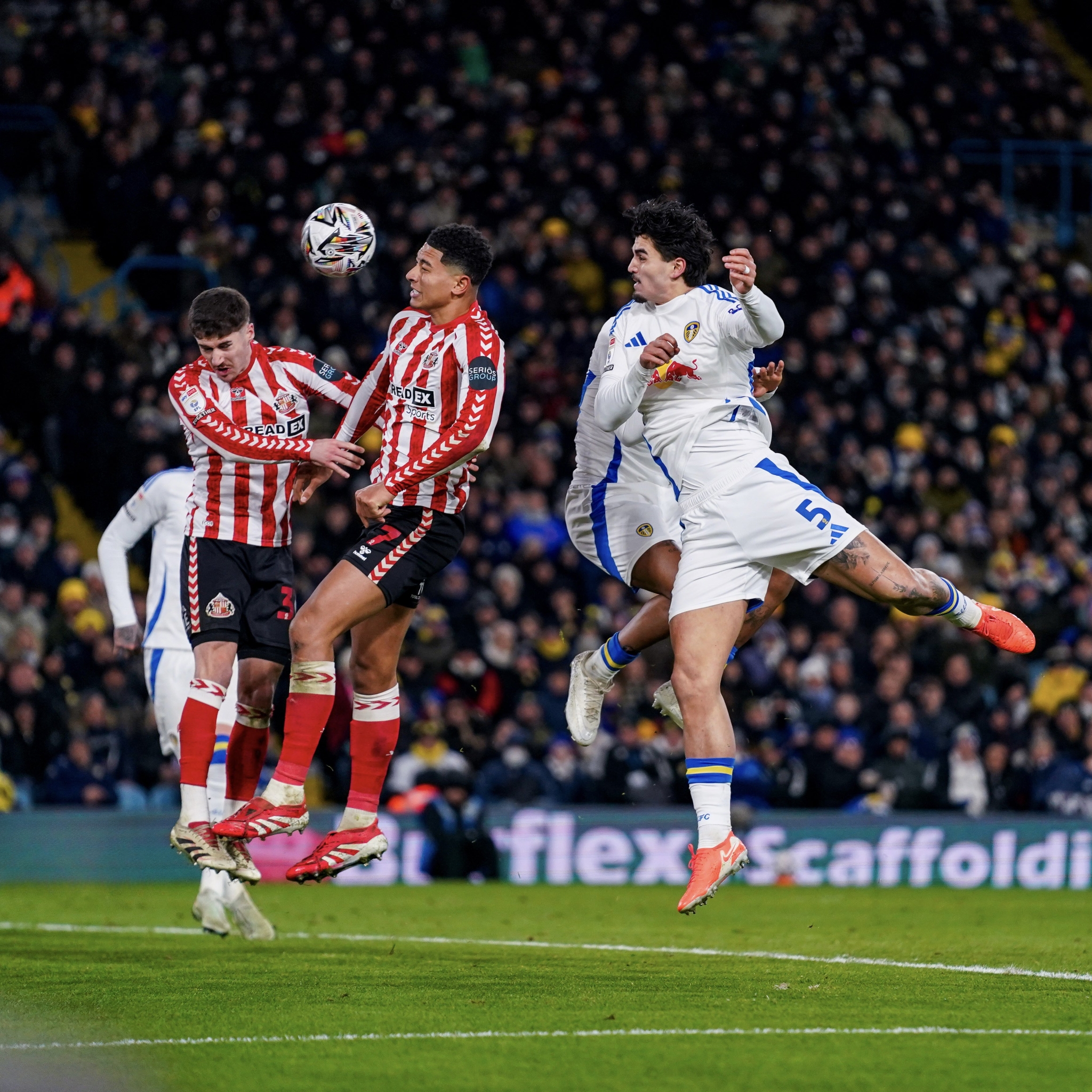 包含谢菲联主场逆转伯恩利，喜迎连胜的词条