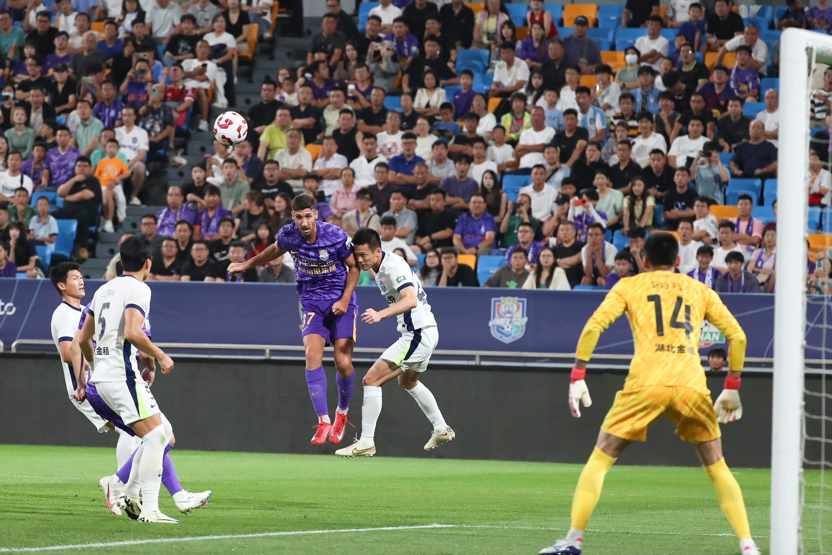 九游体育网页版入口-关于足球比赛场面激烈，现场球迷欢呼雀跃的信息