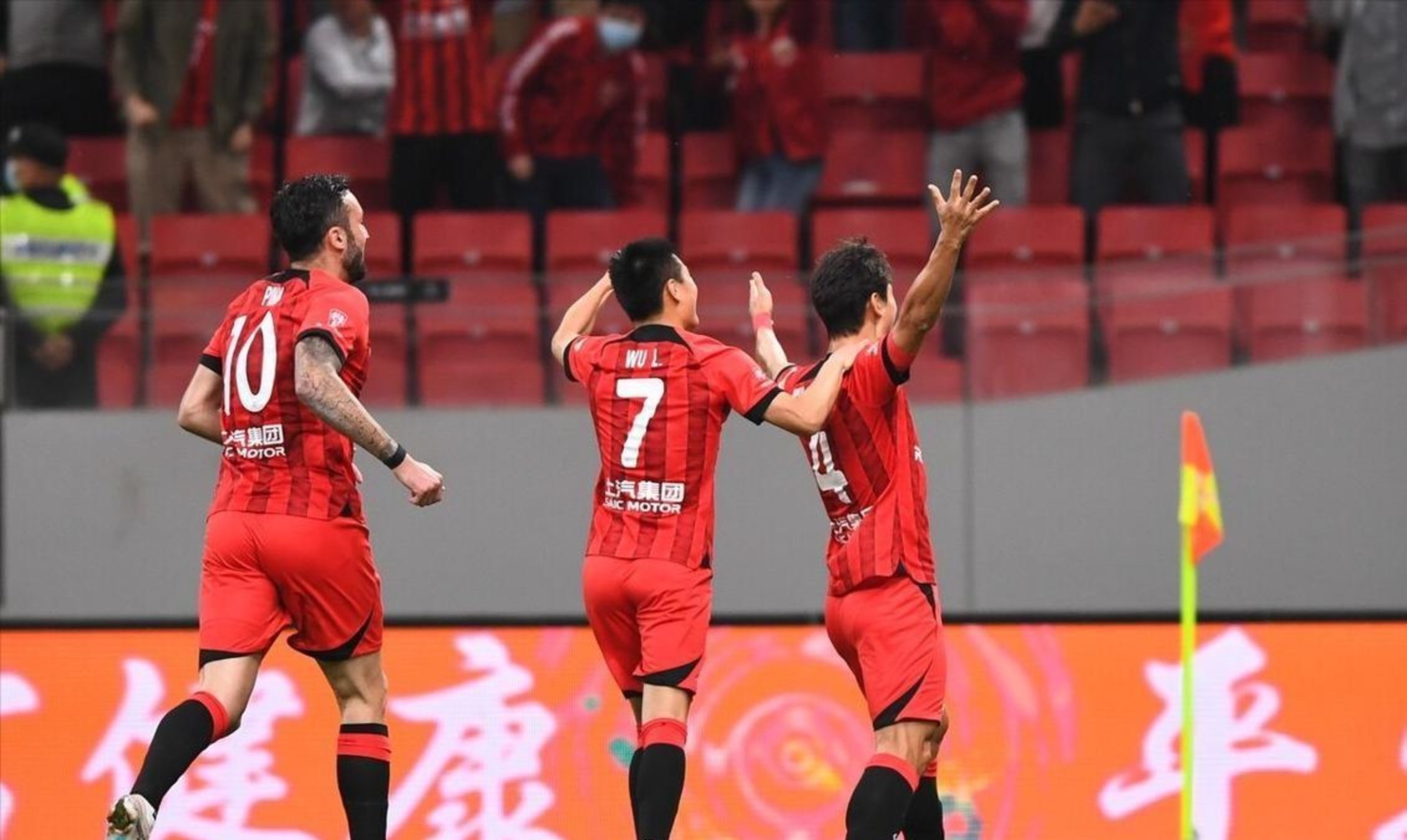 中超赛场上球员们战术变化多端,赛况精彩纷呈 中超赛场上球员们战术变化多端,赛况精彩纷呈