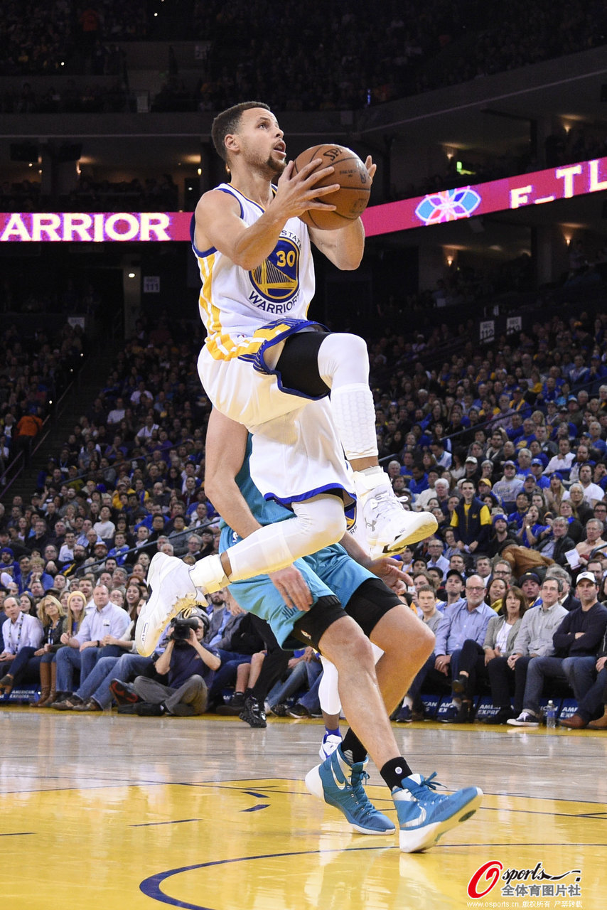 黄蜂击败骑士,取得关键胜利 黄蜂击败骑士,取得关键胜利